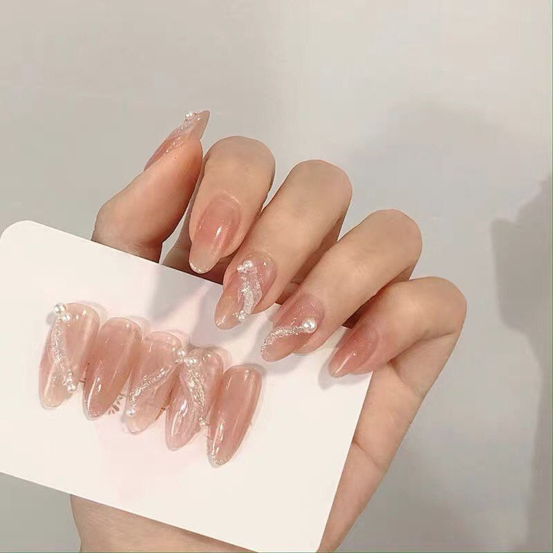 Dán nail box đúng cách giúp móng được bám chặt và bền đẹp hơn