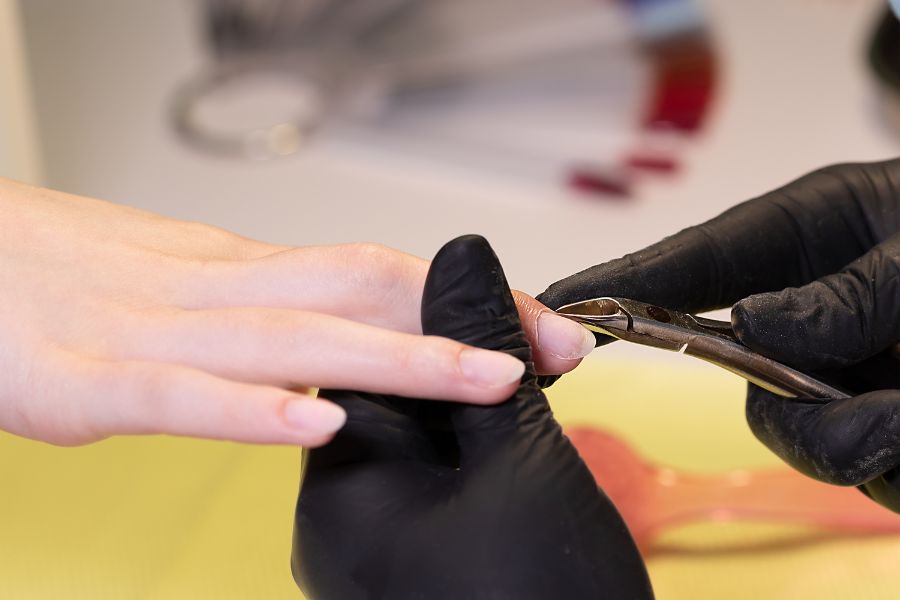 Nhặt da nail không hề có hại nếu được thực hiện đúng kỹ thuật