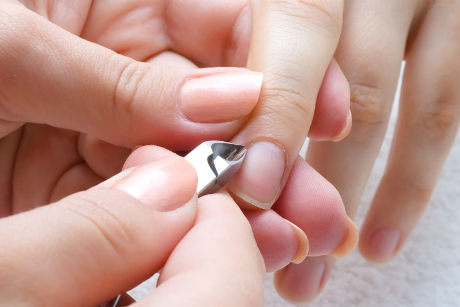 Một bộ móng đẹp bắt đầu từ việc nhặt da sạch sẽ