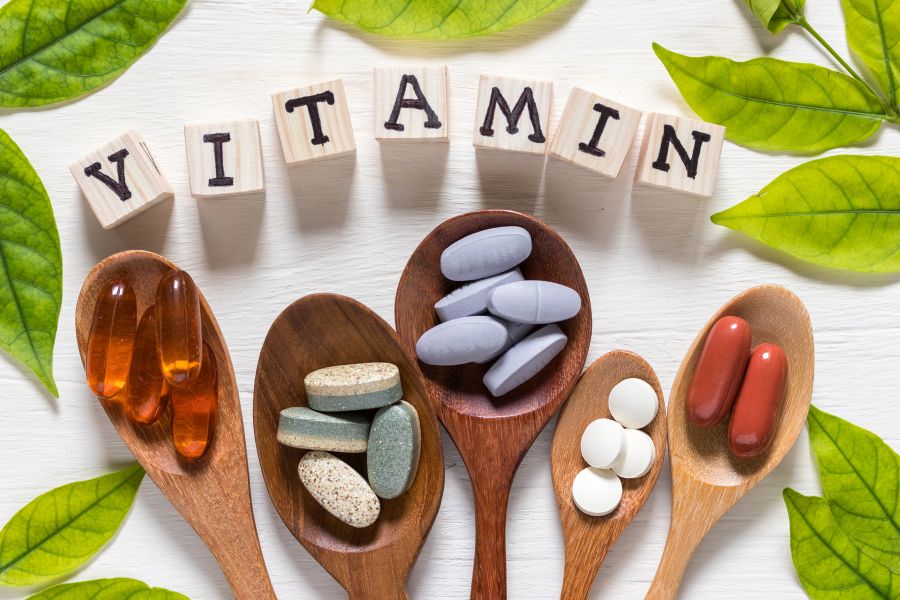 Bạn cũng có thể sử dụng thêm các viên uống bổ sung vitamin cho móng