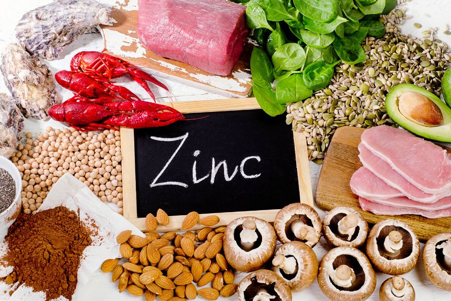 Bổ sung nhiều thực phẩm chứa kẽm có thể hạn chế tình trạng móng yếu, dễ gãy
