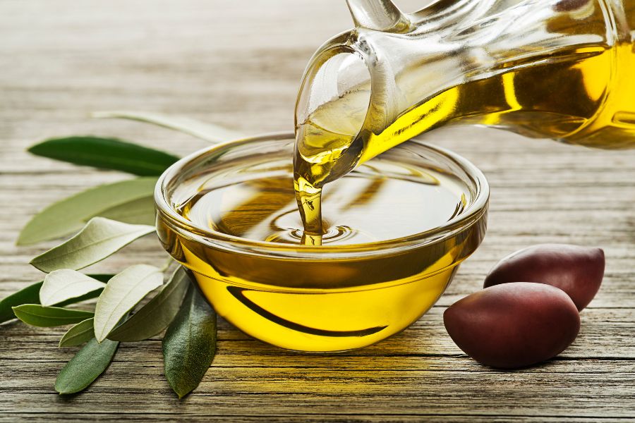 Chất oxy hóa có trong dầu oliu giúp tạo lớp màng bảo vệ móng và da tay