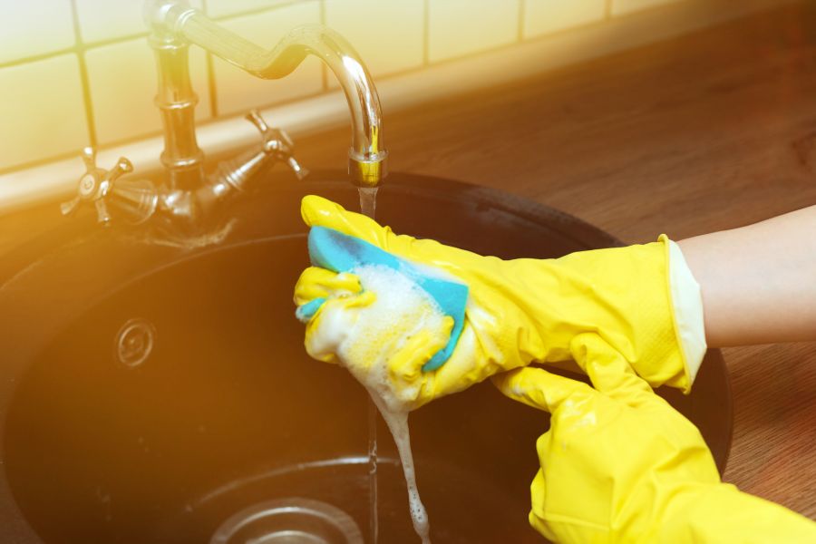 Luôn đeo găng tay bảo vệ móng khi phải tiếp xúc với các hoá chất