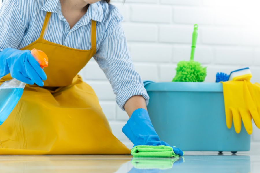 Luôn sử dụng găng tay khi làm việc nhà để bảo vệ móng và da tay