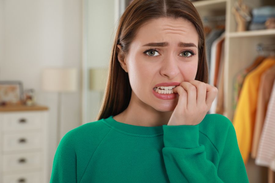 Loại bỏ thói quen cắn móng tay vì sẽ khiến móng yếu ớt và nguy cơ nhiễm trùng