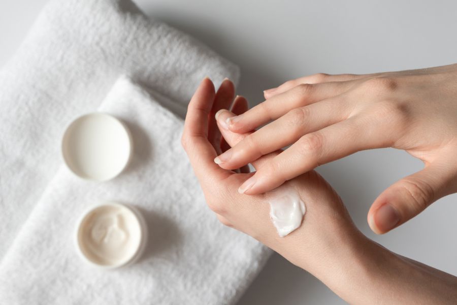 Kem dưỡng móng cung cấp độ ẩm và các dưỡng chất cần thiết cho móng