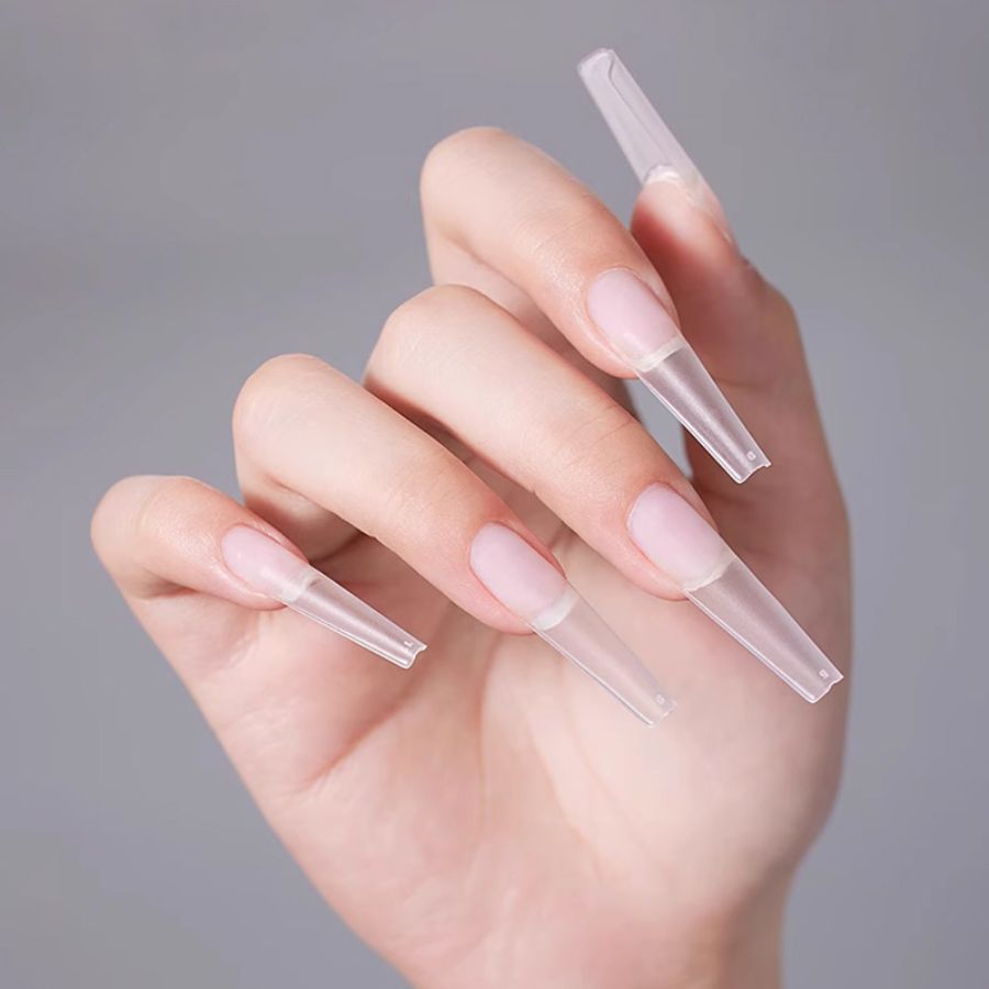 Sử dụng móng giả thường xuyên có thể khiến móng thật bị hư tổn