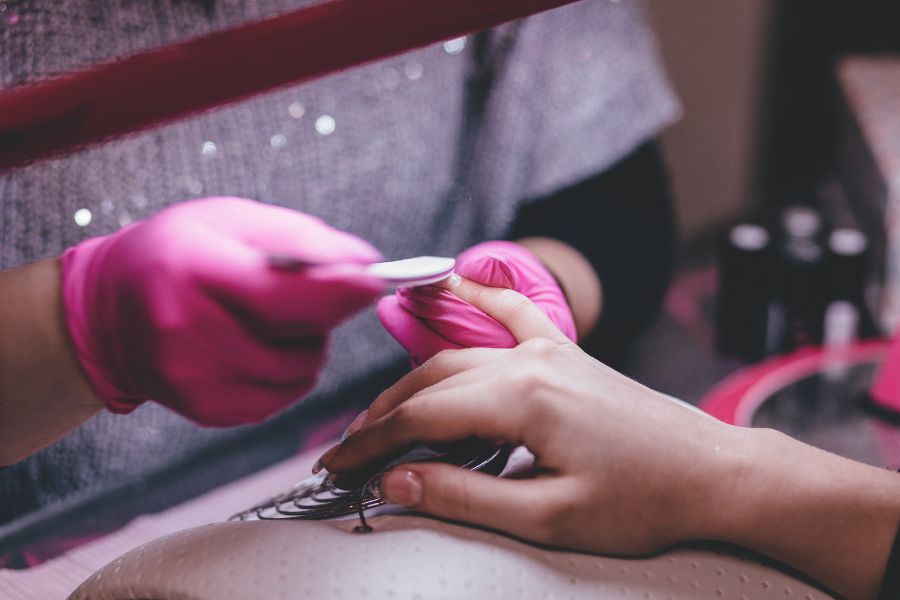Việc làm nail thường xuyên có thể khiến móng tay mỏng và yếu dần