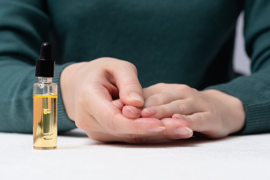 Massage móng nhẹ nhàng với dầu dưỡng ẩm 2 lần mỗi ngày