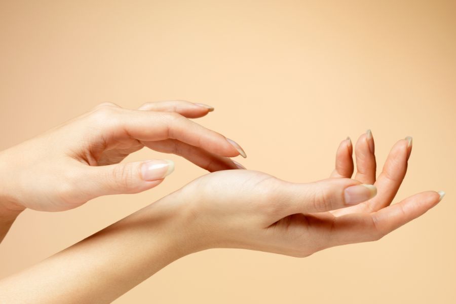 Bạn sẽ cảm thấy móng tay dài và cứng hơn sau 2 - 3 tháng kiên trì chăm sóc