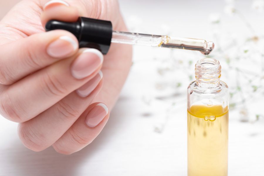 Serum có kết cấu lỏng và dễ thẩm thấu hơn kem dưỡng móng