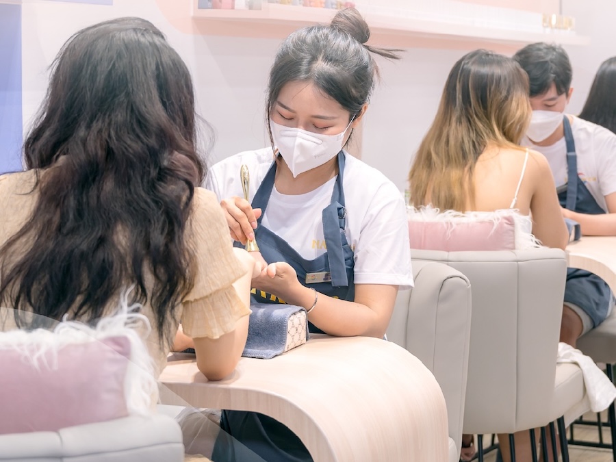 Chọn một địa chỉ làm nail uy tín sẽ giúp bạn bảo vệ móng an toàn và khoẻ đẹp