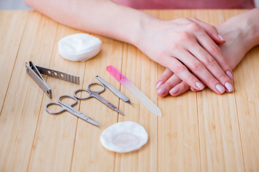 Dụng cụ cắt tỉa móng kém vệ sinh cũng có thể là nguyên nhân ảnh hưởng xấu đến móng