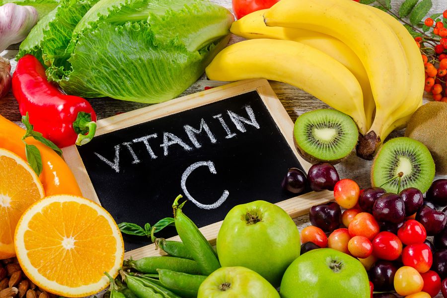 Vitamin C kích thích quá trình sản xuất collagen giúp móng khỏe và dẻo dai
