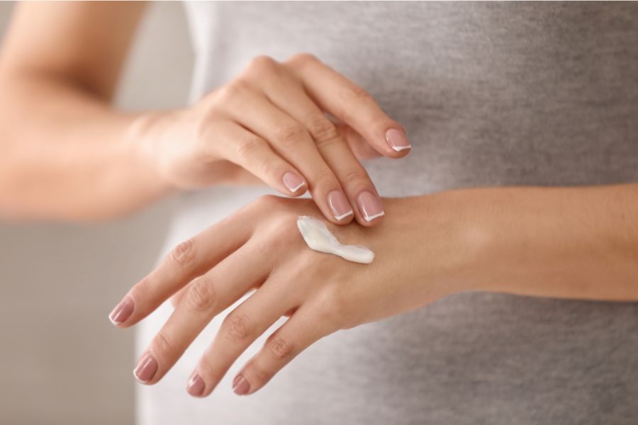 Móng tay cần được chăm sóc đúng cách mỗi ngày để nhanh dài và khoẻ đẹp