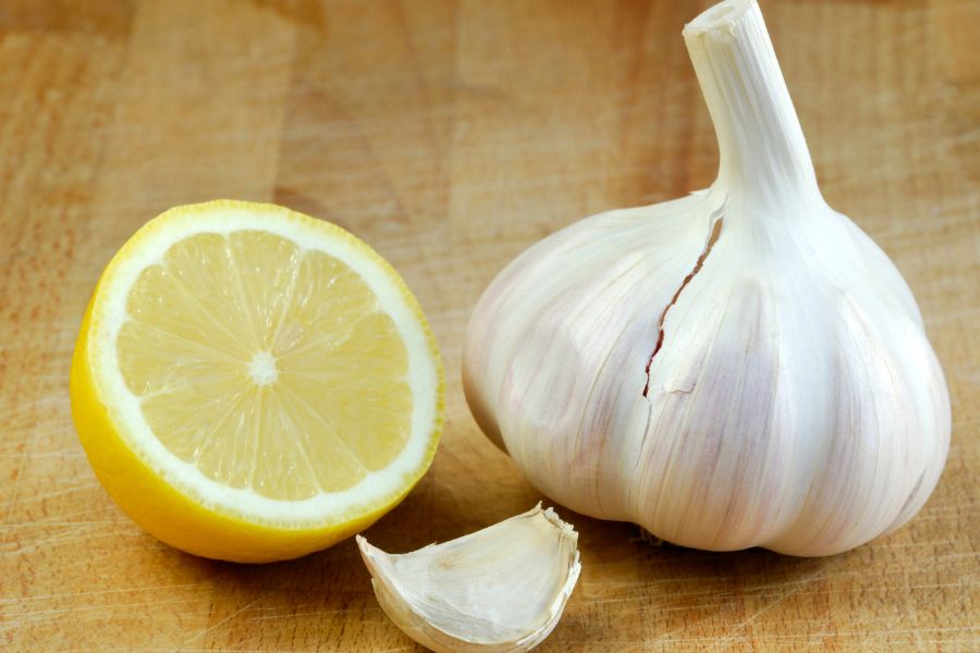 Vitamin C trong chanh giúp làm sạch và tăng cường khả năng làm dài móng của tỏi