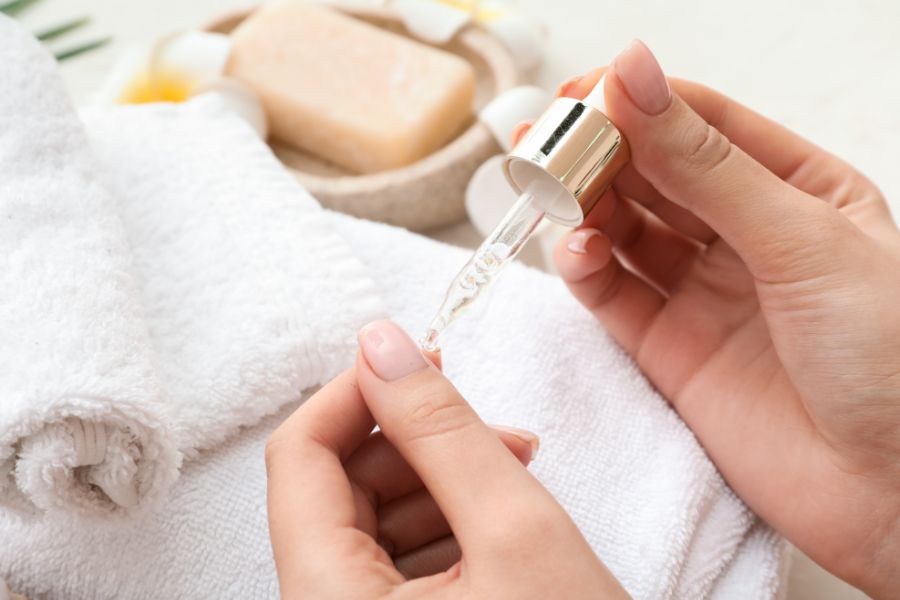 Dầu dưỡng móng chứa nhiều dưỡng chất cô đặc, kích thích móng tăng trưởng nhanh