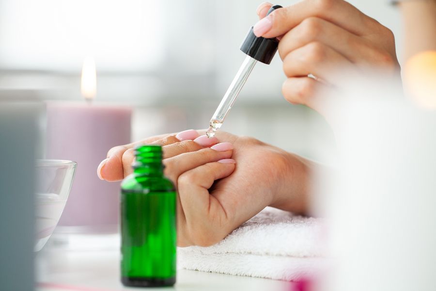 Thường xuyên dưỡng ẩm cho móng giúp hạn chế tình trạng trầy xước và dễ gãy