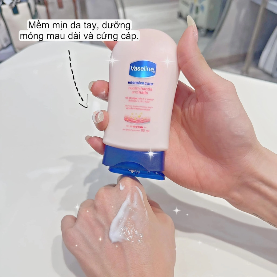 Sử dụng vaseline là cách cấp ẩm cấp tốc, hỗ trợ móng tay nhanh dài