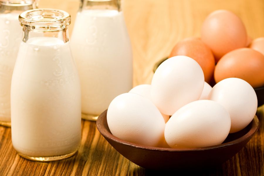 Mặt nạ trứng và sữa tươi cung cấp lượng protein, biotin và canxi cần thiết cho móng tay