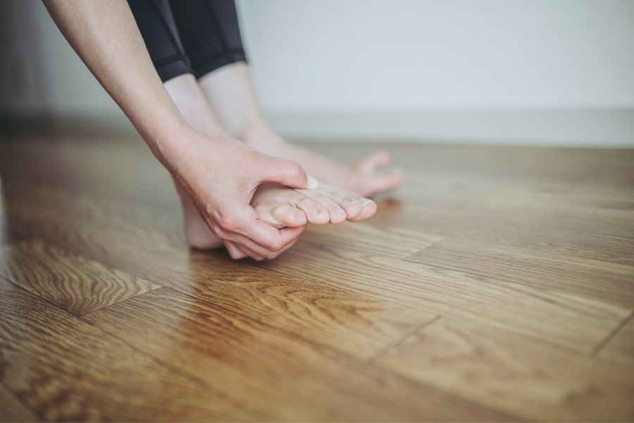 Móng chân bị bầm tím do chấn thương nhẹ thường không nguy hiểm