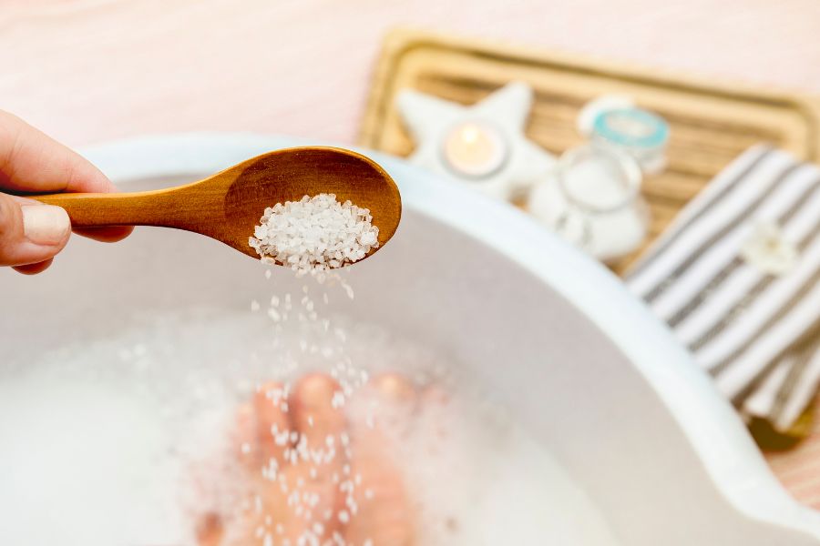 Ngâm chân với dung dịch nước muối và gừng giúp kháng khuẩn và giảm viêm hiệu quả