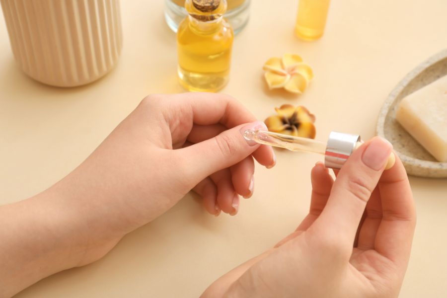 Bạn có thể sử dụng thêm serum dưỡng móng để thúc đẩy quá trình phát triển