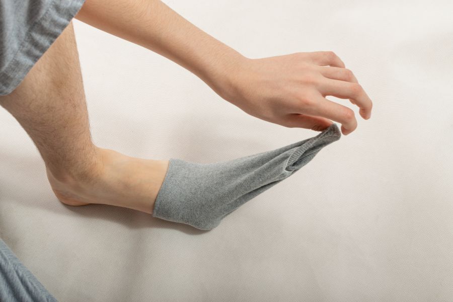 Thay tất mỗi ngày để ngăn chặn môi trường phát triển của các vi khuẩn gây hại