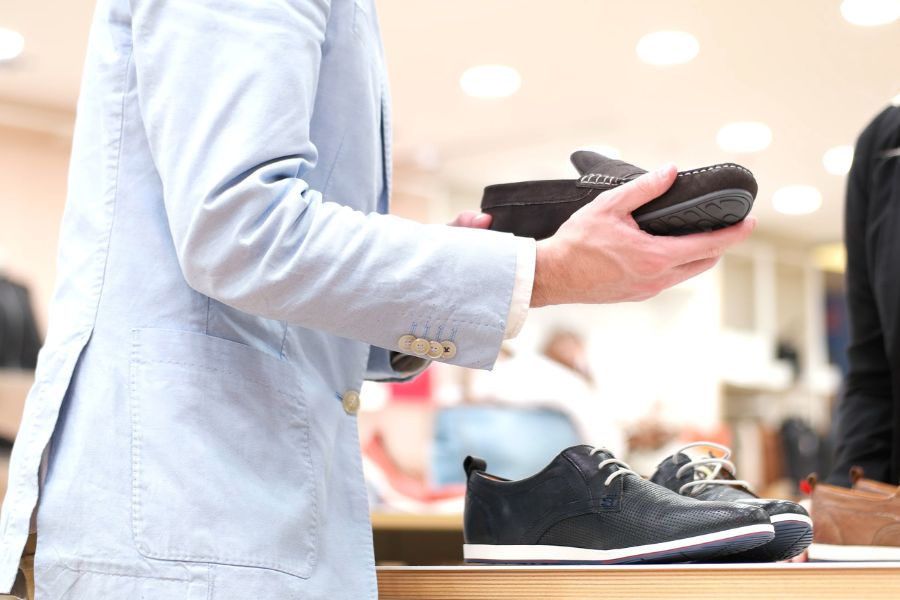 Nên chọn giày có kích cỡ phù hợp và chất liệu mềm thoáng khí tốt