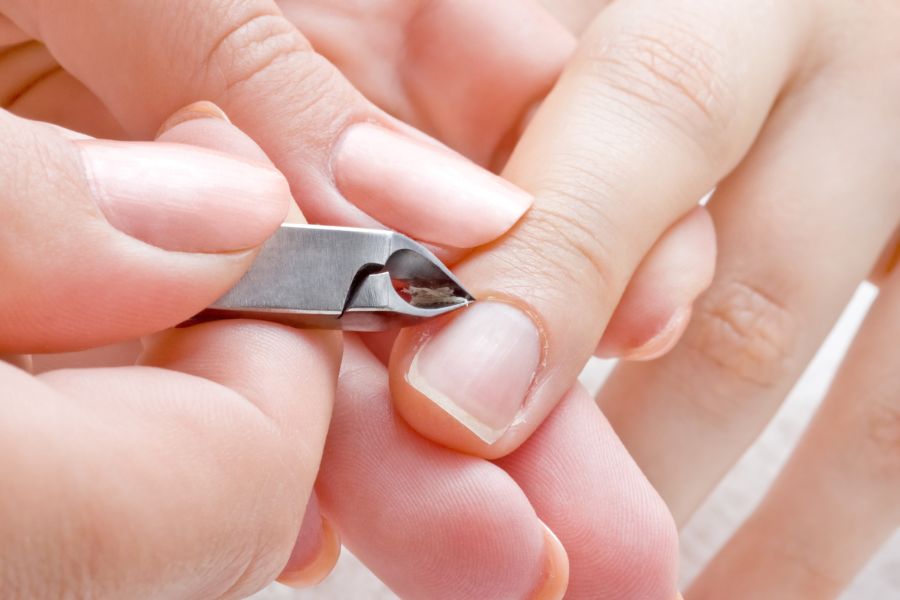 Kỹ thuật viên xử lý da thừa nhẹ nhàng, cẩn thận, đảm bảo lớp sơn gel được phủ hoàn hảo