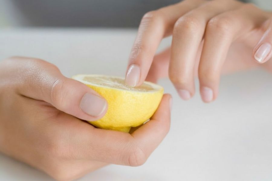 Bạn chà chanh lên móng và để yên khoảng 10 - 15 phút, sau đó rửa sạch với nước