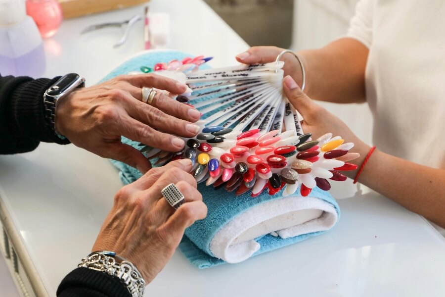 Chuyên viên tư vấn mẫu vẽ phù hợp phong cách khách hàng