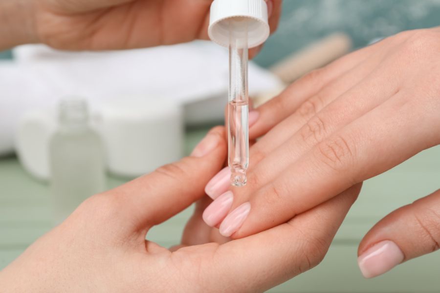 Sau khi sơn gel, kỹ thuật viên sẽ thoa dầu dưỡng và massage nhẹ nhàng để móng khỏe, da mềm mại