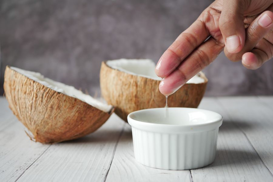 Dầu dừa nguyên chất chứa vitamin E là liệu pháp tự nhiên giúp dưỡng ẩm móng tay khỏe mạnh
