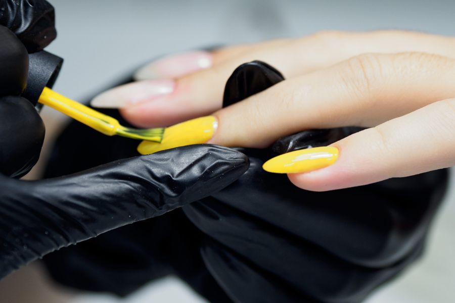 Thợ nail tại Rin Nails với kinh nghiệm lâu năm, chăm sóc móng tỉ mỉ cho khách hàng