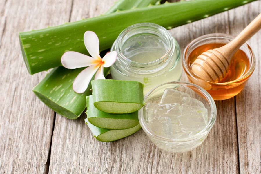 Mật ong và nha đam kết hợp giúp kháng khuẩn móng nhẹ, đồng thời cấp ẩm sâu