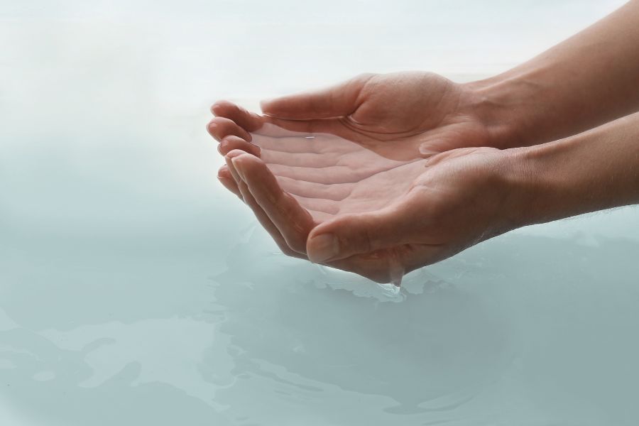 Liệu pháp ngâm móng tay tại nhà bằng muối biển và tinh dầu giúp làm sạch sâu, sát khuẩn và kích thích tuần hoàn máu