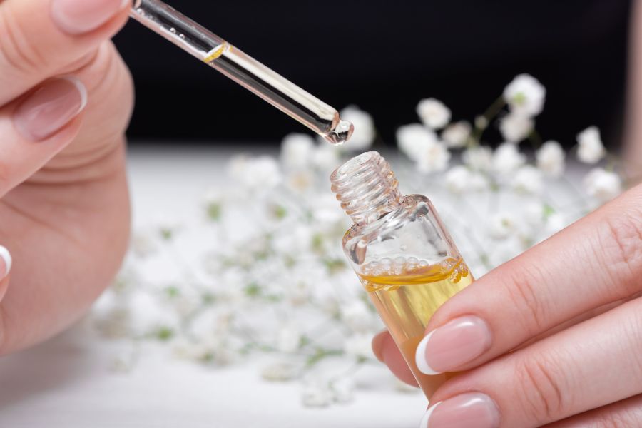 Ủ móng tay bằng dầu dừa qua đêm là cách hồi phục sâu móng yếu, tổn thương