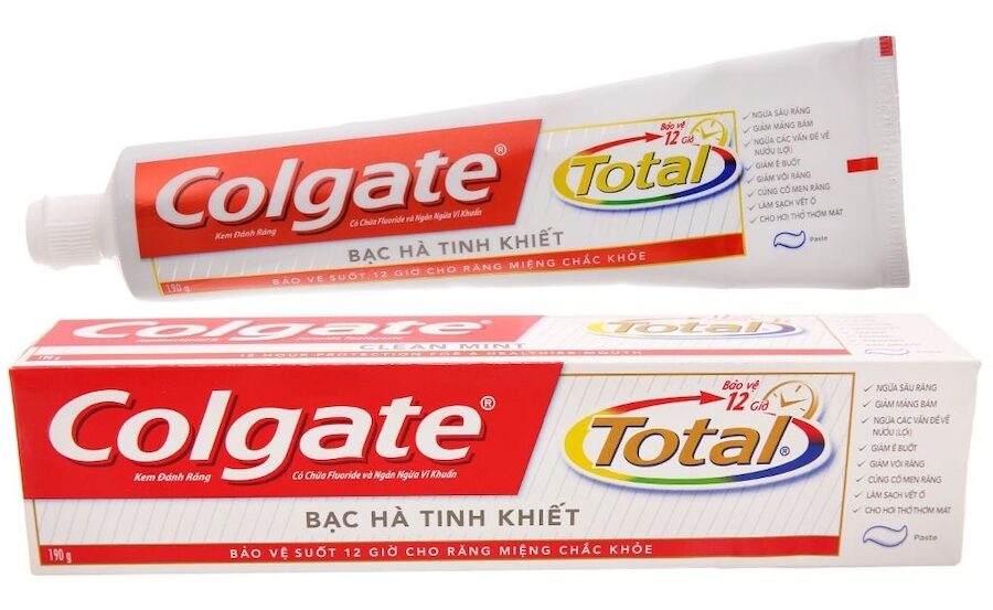 Lựa chọn Colgate Total không hạt, có chứa Fluoride để làm sạch và củng cố móng tay nhanh dài