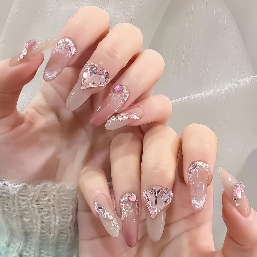 Mẫu nail được đính đá cao cấp, có độ bền và sáng bóng lâu dài
