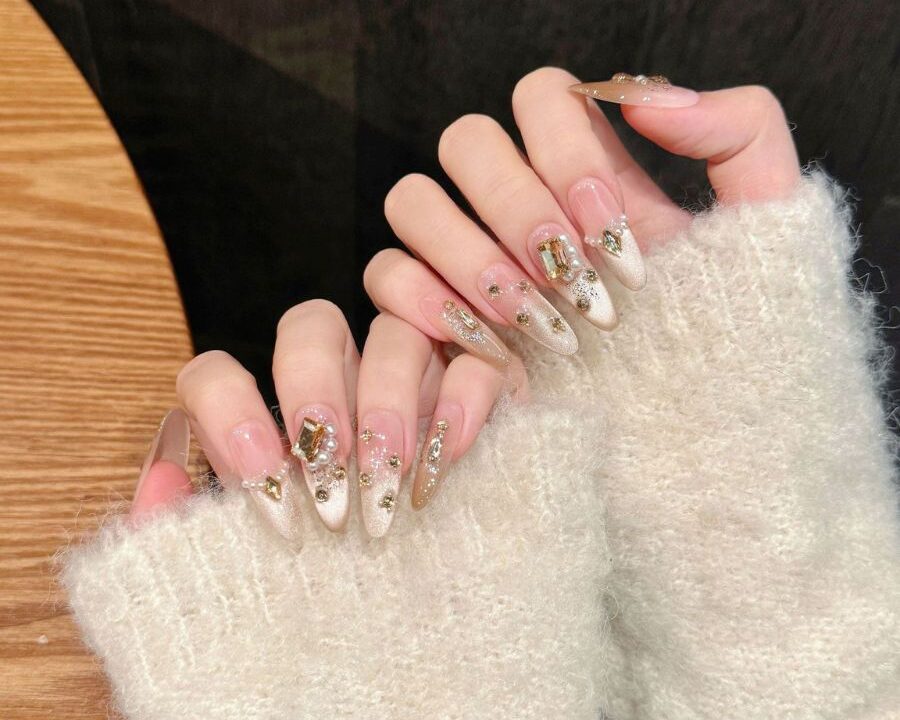 Mẫu nail tay sang chảnh thường sử dụng những hoạ tiết phức tạp, đính đá nổi bật