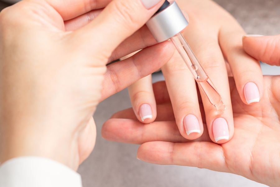 Dùng dầu dưỡng móng cao cấp phục hồi độ ẩm và độ bóng tự nhiên cho móng