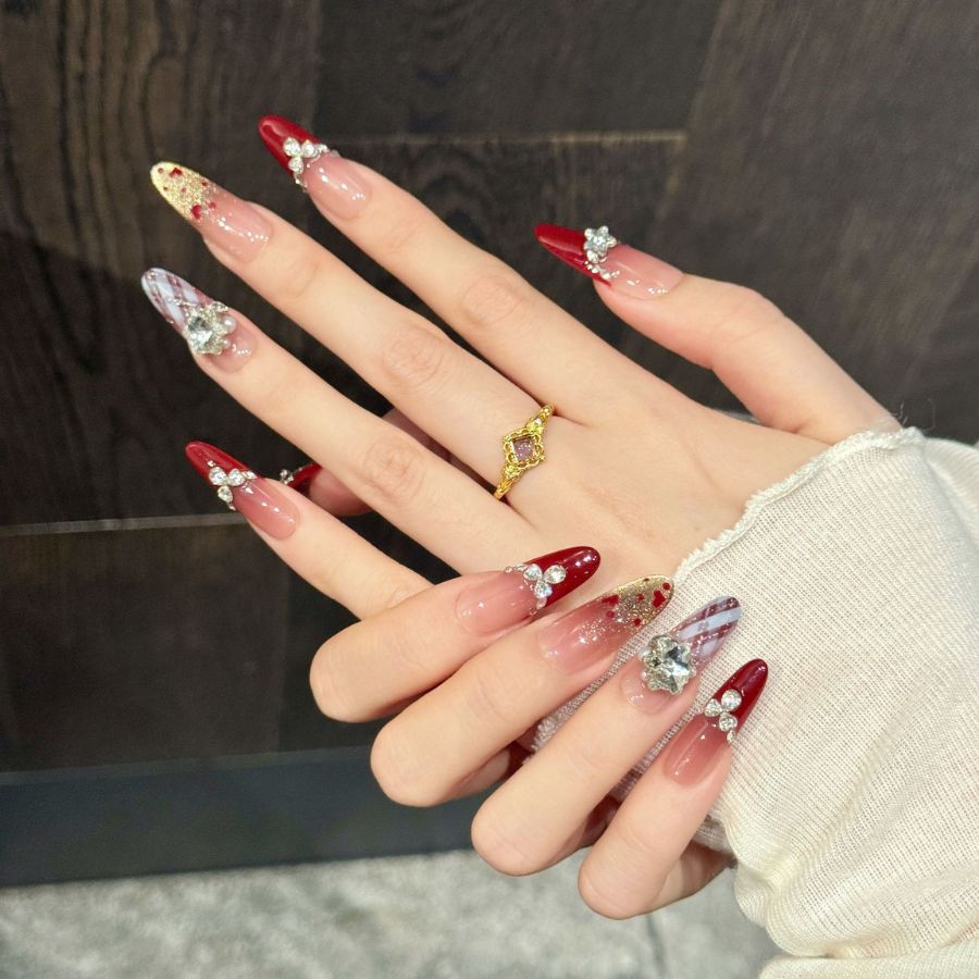 Rin Nails sử dụng sản phẩm nail chính hãng để đảm bảo độ bền và độ an toàn tuyệt đối cho móng thật