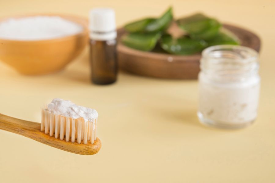 Bạn cần chuẩn bị kem đánh răng, bàn chải mềm và kem dưỡng móng