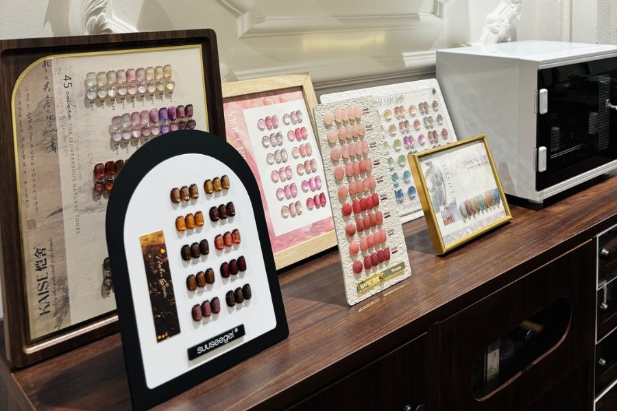 Một góc trưng bày các mã màu tại Rin Nails