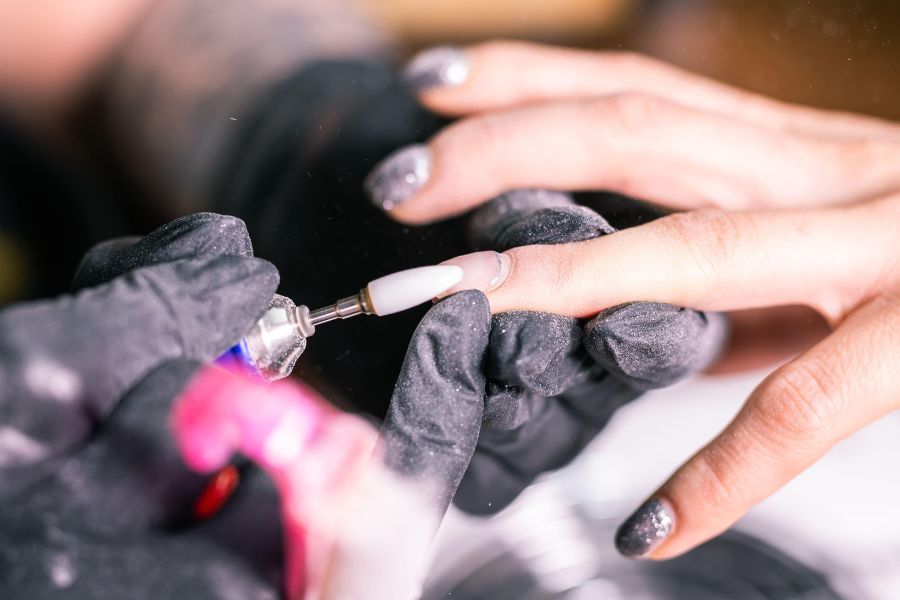 Bạn nên tháo móng úp cũ sau khi sử dụng 3 - 4 tuần