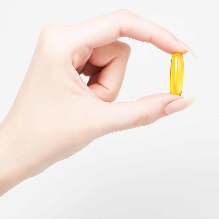 Massage dầu Vitamin E 5 - 10 phút mỗi tối kích thích lưu thông máu dưới móng hiệu quả