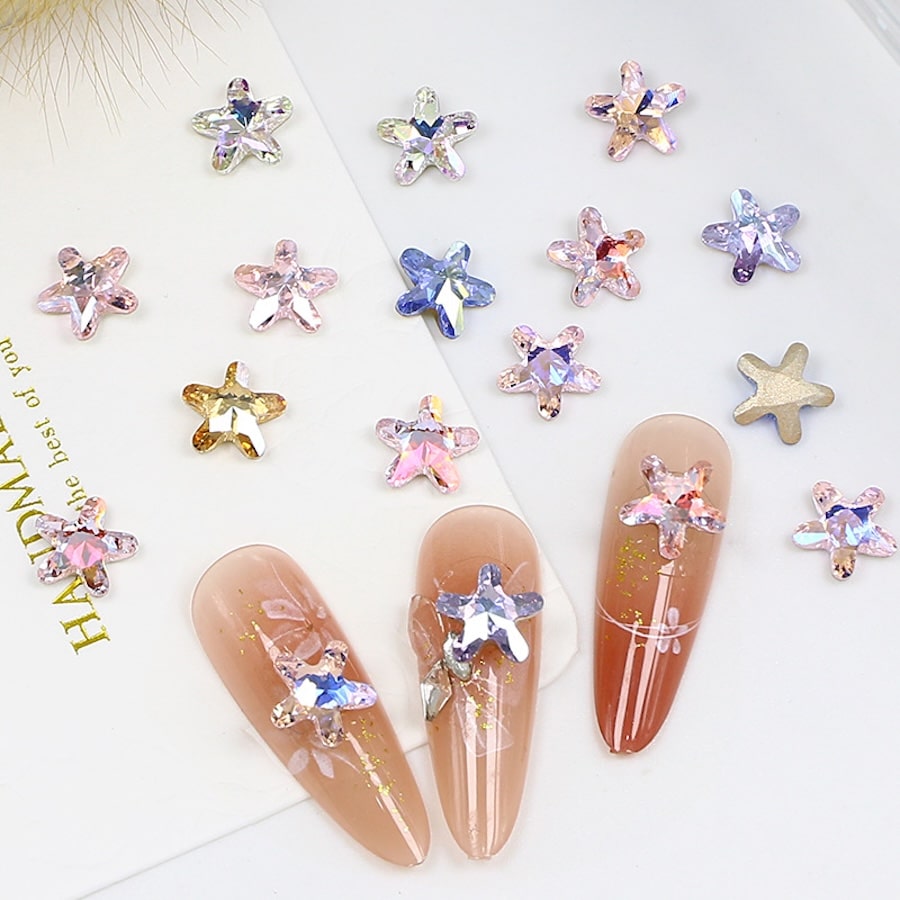 Tư vấn mẫu nail đính đá, màu sắc và charm giúp khách dễ lựa chọn phong cách phù hợp