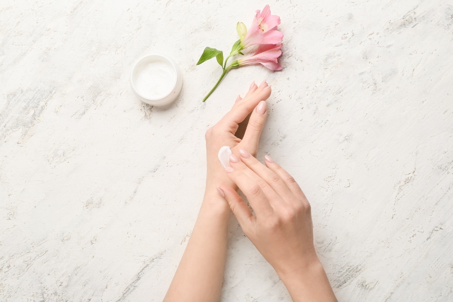 Sử dụng kem dưỡng tay chống lão hóa