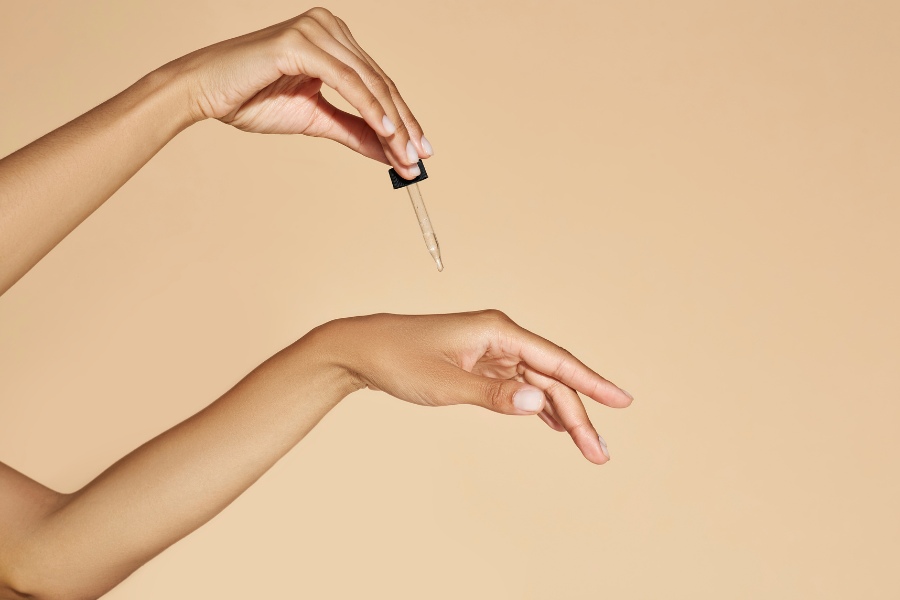 Serum tác động sâu vào lớp biểu bì, cho bạn làn da mềm mịn